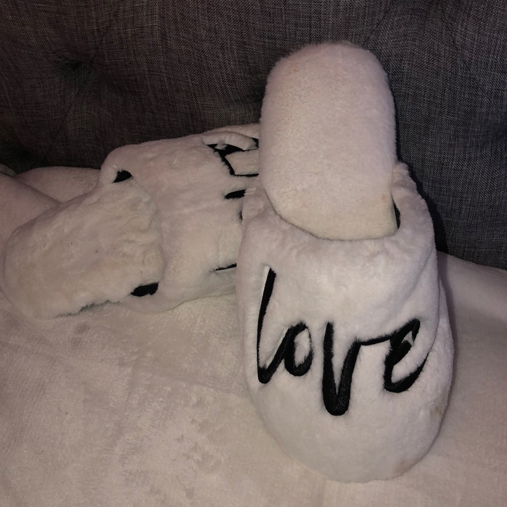 Victoria’s Secret never worn fuzzy slippers!